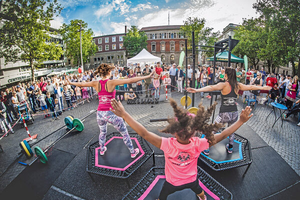 Beim trendsporterlebnis gibt es verschiedene Sportangebote auszuprobieren – wie zum Beispiel Jumping Fitness. (Wird bei Klick vergrößert)