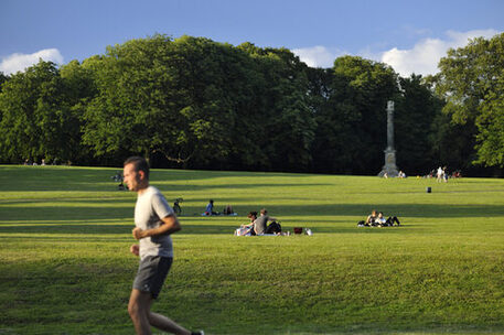 Jogger im Prinzenpark bei Sonnenschein
