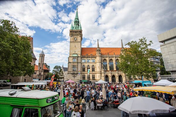 Menschen schlendern im August über den Abendmarkt. (Wird bei Klick vergrößert)