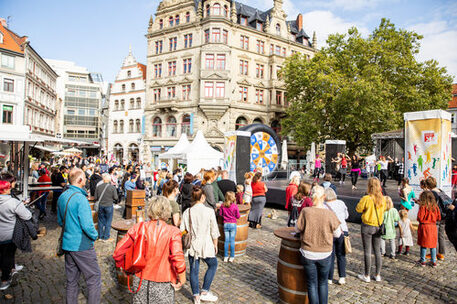 Zuschauerinnen und Zuschauer vor der Bühne auf dem Kohlmarkt.