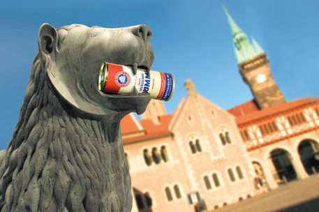 Braunschweiger Löwe mit Mumme-Dose vor der Burg Dankwarderode