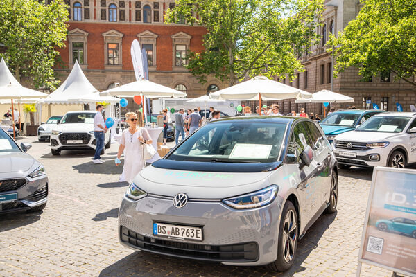 Autos und Personen auf dem Platz der Deutschen Einheit (Wird bei Klick vergrößert)