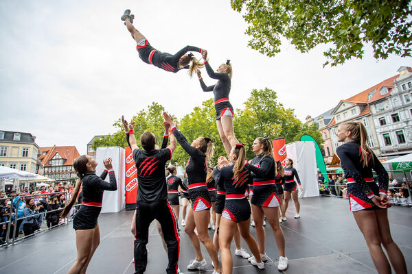 Cheerleading Programm auf der Bühne auf dem Domplatz (Wird bei Klick vergrößert)