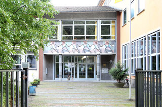 Eingang der Schule