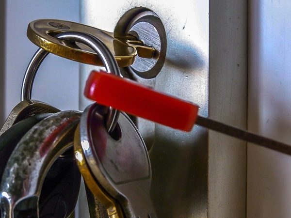 Schlüsselbund mit Schlüssel im Türschloss (Wird bei Klick vergrößert)