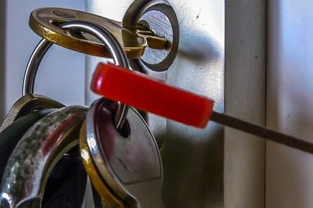 Schlüsselbund mit Schlüssel im Türschloss