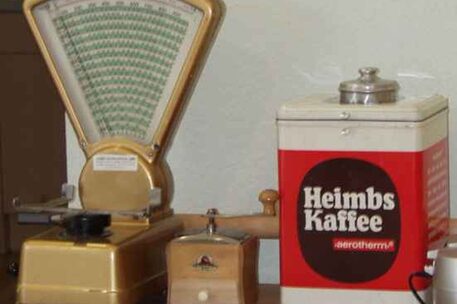 Alte Waage und alte Kaffeedose Heimbs Kaffee