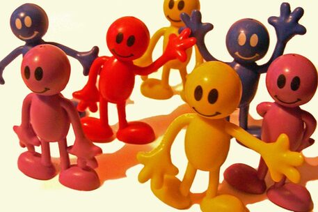 Bunte Smiley-Figuren lächeln und freuen sich