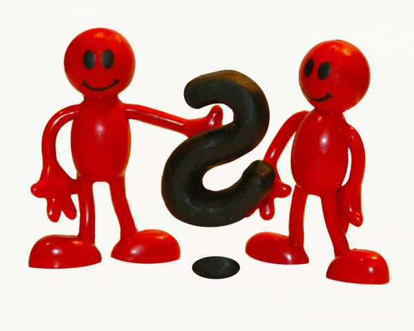 Zwei rote Smiley-Figuren mit Fragezeichen