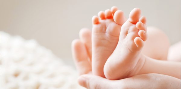 Baby feet in mother hands. Mom and her Child. (Wird bei Klick vergrößert)