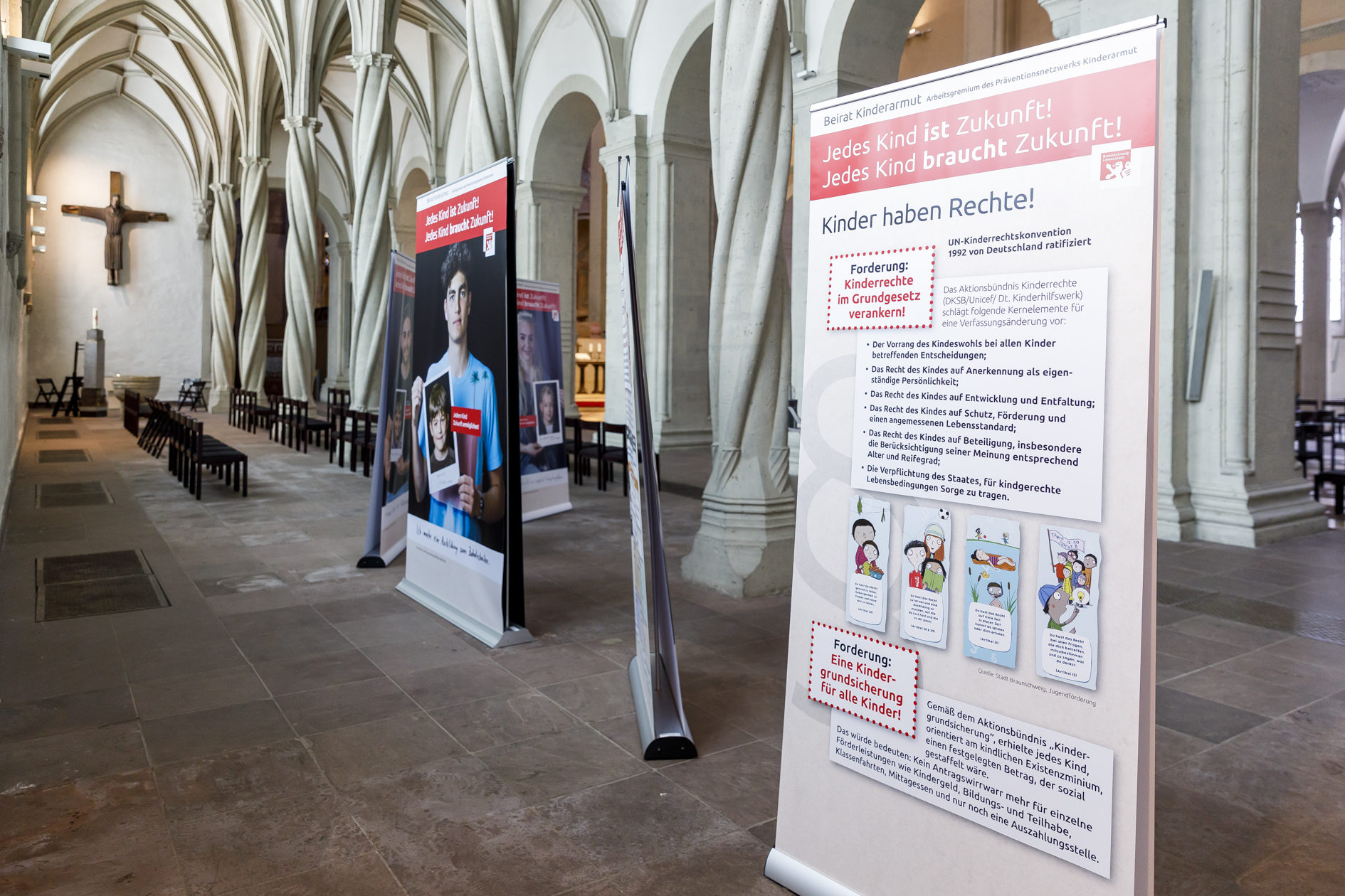 im Dom,  Rolluprückseite zeigt Infotafel zu Kinderrechten
