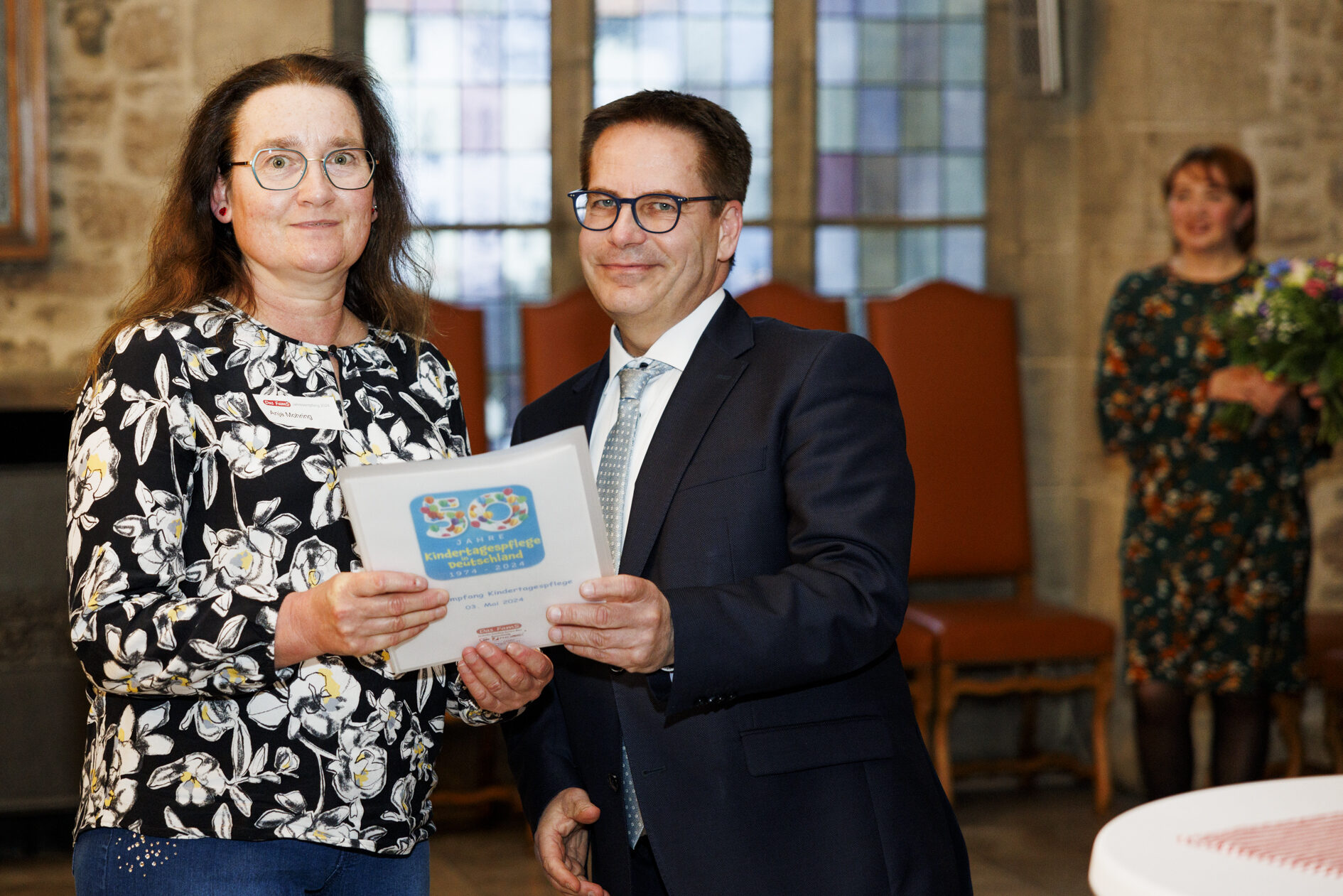 Übergabe der Urkunde für langjährige Tätigkeit (Wird bei Klick vergrößert)