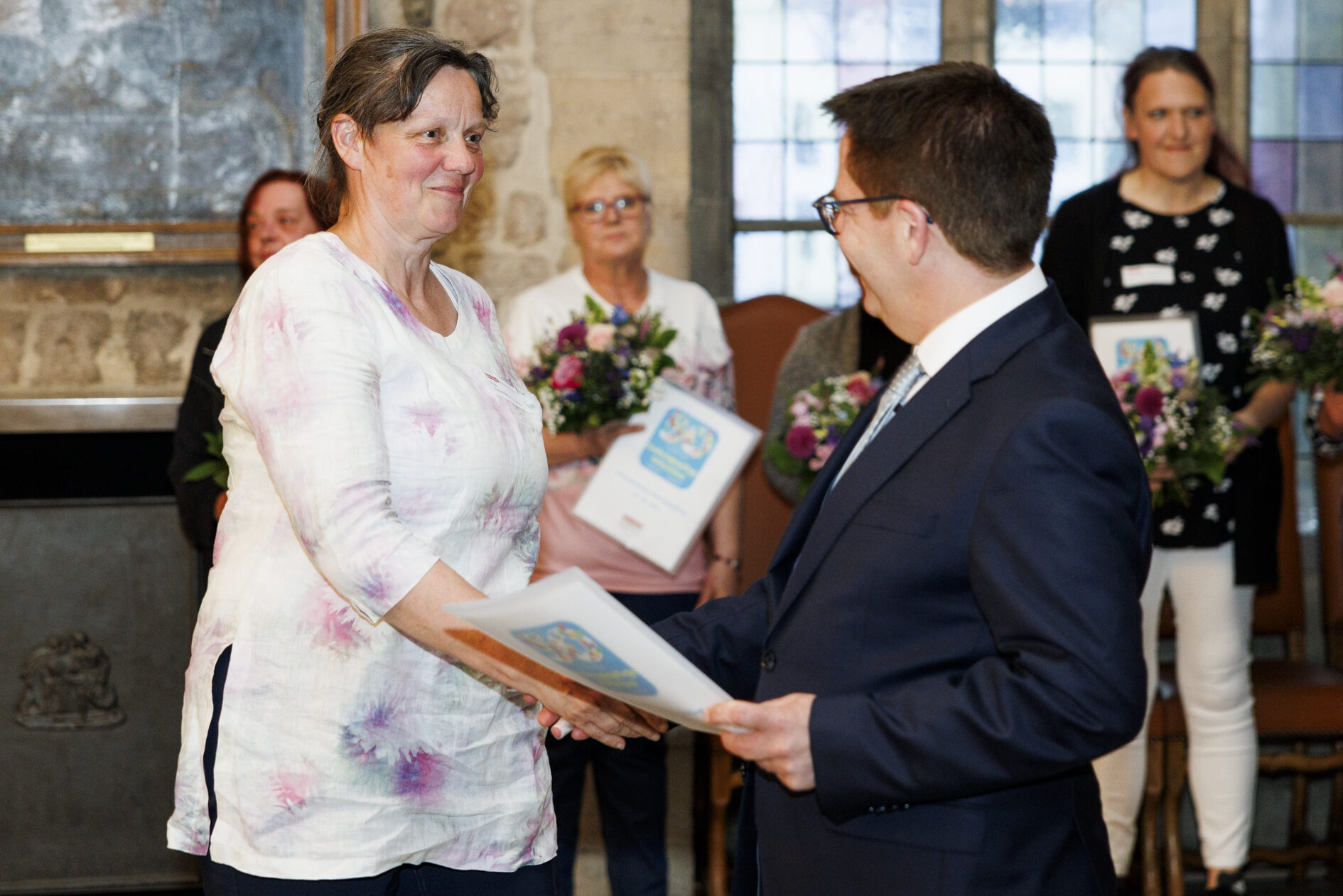Übergabe der Urkunde für langjährige Tätigkeit (Wird bei Klick vergrößert)
