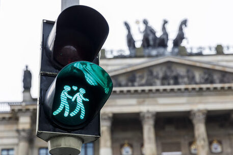 Ampelfiguren: Männerpaar vor dem Schloss