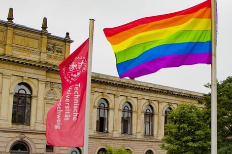 Die TU Braunschweig ist zu sehen und eine wehende Regenbogenflagge