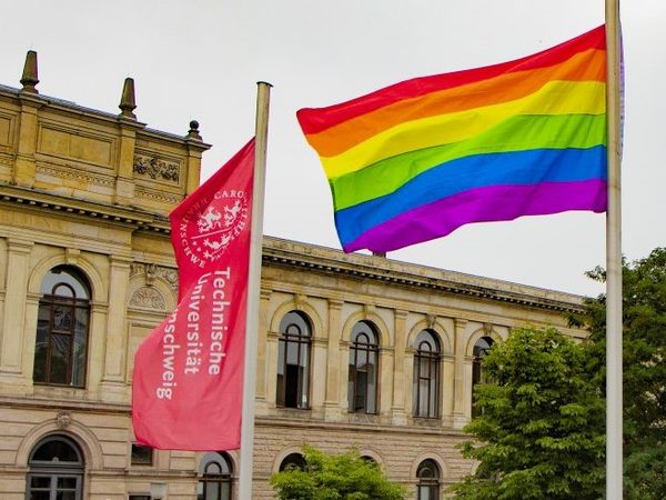 Die TU Braunschweig ist zu sehen mit einer wehenden Regenbogenflagge (Wird bei Klick vergrößert)