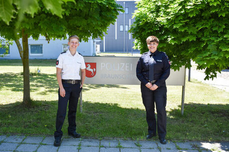 Paula Wurps und Victoria Rückleben vor dem Schild der Polizei Braunschweig