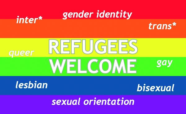 Schriftzug: Refugees Welcome auf einer Regenbogenflagge (Wird bei Klick vergrößert)