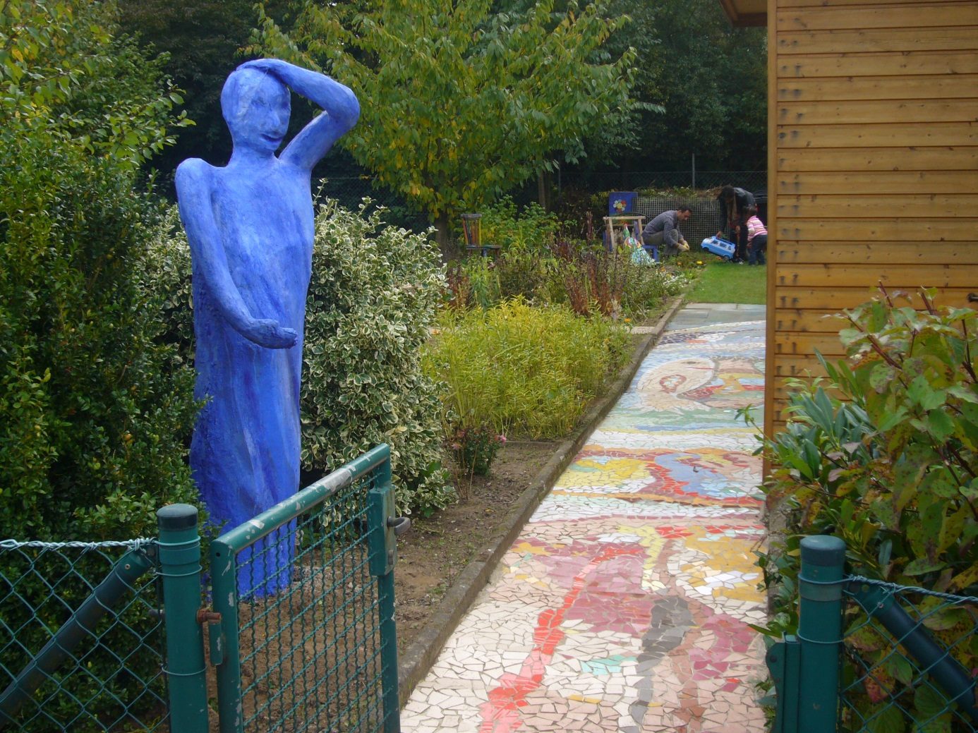 Eine blaue Skulptur in einem Garten