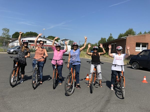 6 Frauen auf Fahrrädern