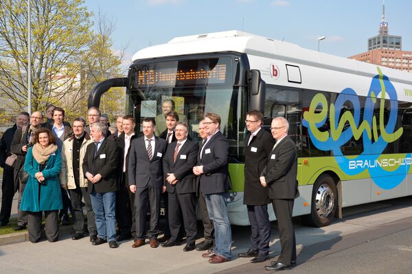 Die Projektpartner des Projekts vor dem E-Bus (Wird bei Klick vergrößert)