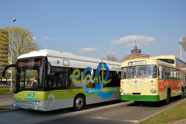 Vergangenheit trifft Zukunft: Der erste elektrisch betriebene Bus neben einem Anderthalbdecker von Büssing. (Wird bei Klick vergrößert)