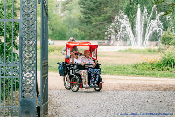 Zwei Seniorinnen werden in einer Rikscha gefahren (Wird bei Klick vergrößert)