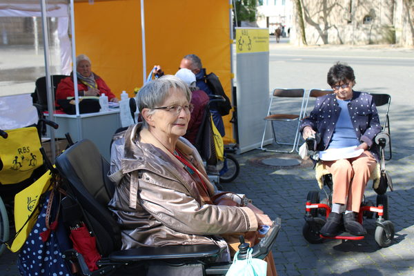 Rollstuhlfahrer:innen auf dem Platz der Deutschen Einheit (Wird bei Klick vergrößert)