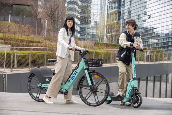 Frau mit E-Bike und Mann mit E-Scooter (Wird bei Klick vergrößert)