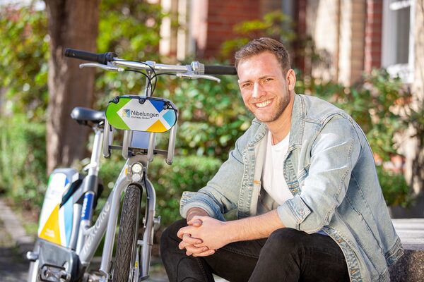 Mann mit einem Nibelungen-Bike (Wird bei Klick vergrößert)