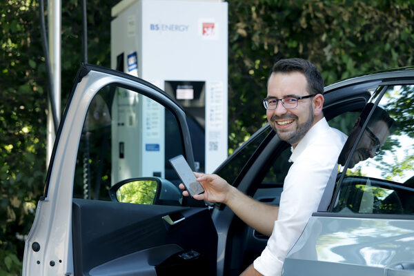 E-Auto vor einer Ladesäule (Wird bei Klick vergrößert)