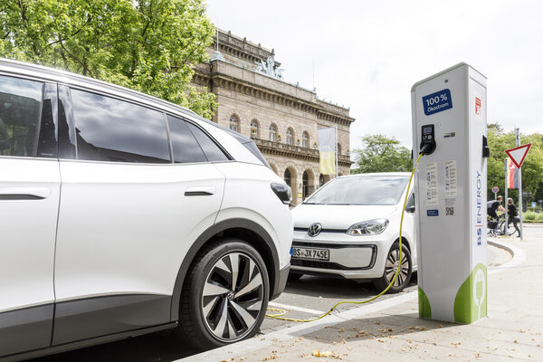 Ladesäule für E-Autos vor dem Schloss in Braunschweig. (Wird bei Klick vergrößert)