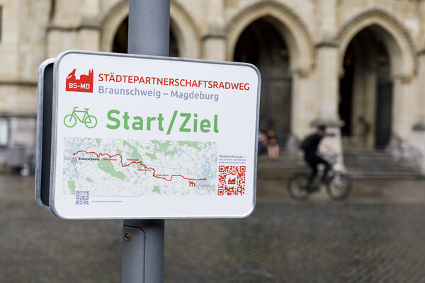 Schild Städtepartnerschaftsradweg Braunschweig - Magdeburg (Wird bei Klick vergrößert)