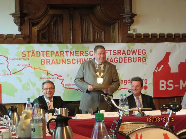 von links: Braunschweigs Oberbürgermeister Ulrich Markurth, Helmstedts Bürgermeister Wittich Schobert und Oberbürgermeister Dr. Lutz Trümper aus Magdeburg