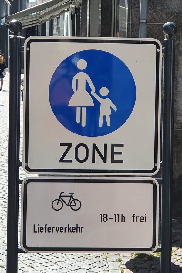 Fußgängerzone Schild/Sack (Wird bei Klick vergrößert)