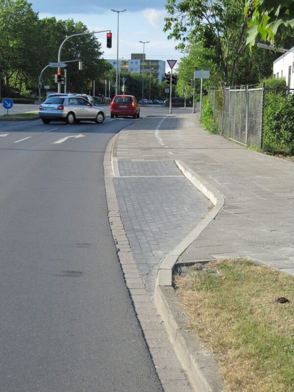 Rampe vor der Einmündung zur Elbestraße (Wird bei Klick vergrößert)