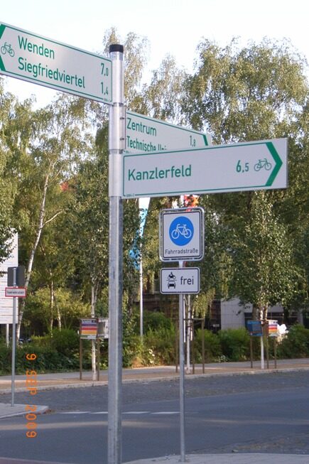 Pfeilwegweiser: Pockelsstraße/Rebenring (Wird bei Klick vergrößert)