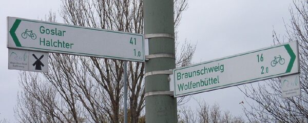 Wegweiser mit Einschub (Wird bei Klick vergrößert)