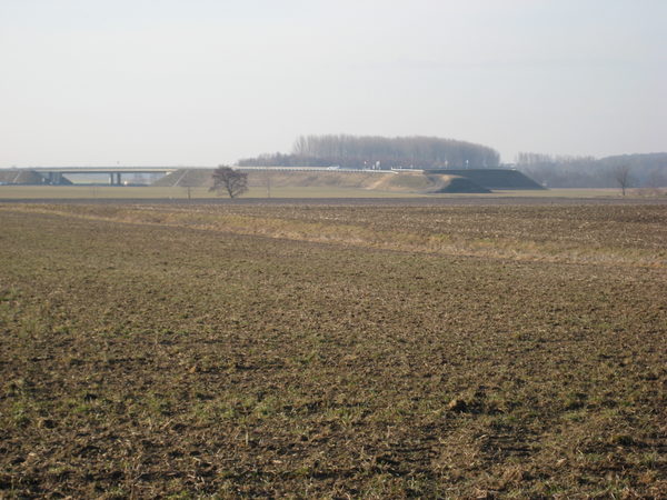 Blick von der K 64 auf die Autobahnbrücke, den Anschluss der Verbindungsstraße (Wird bei Klick vergrößert)
