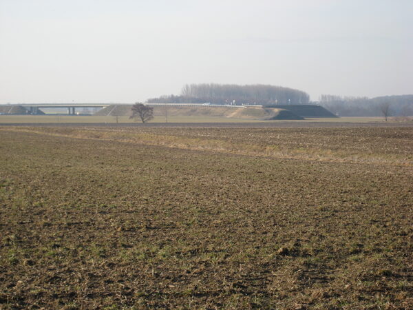 Blick von der K 64 auf die Autobahnbrücke, den Anschluss der Verbindungsstraße (Wird bei Klick vergrößert)