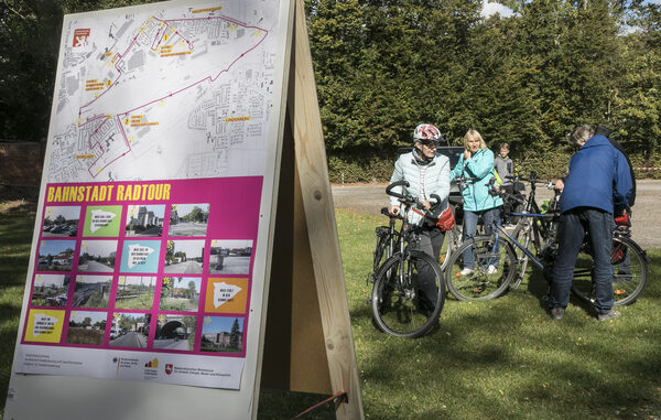 BürgerInnen mit Fahrrad bei der Bürgerbeteiligung Bahnstadt