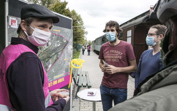 BürgerInnen vor einem Plakat bei der Bürgerbeteiligung Bahnstadt