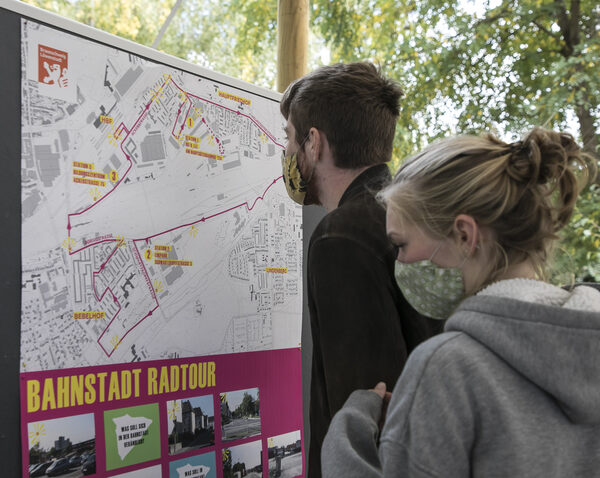 BürgerInnen vor einem Plakat bei der Bürgerbeteiligung Bahnstadt