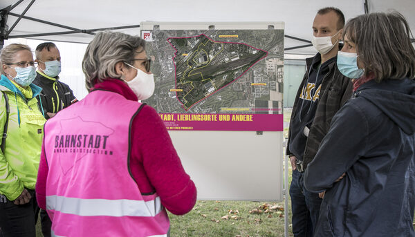 BürgerInnen vor einem Plakat bei der Bürgerbeteiligung Bahnstadt