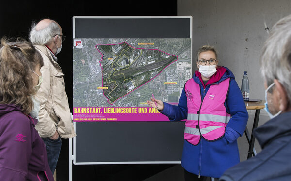 BürgerInnen vor einem Plakat bei der Bürgerbeteiligung Bahnstadt