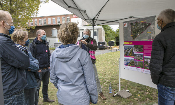 BürgerInnen vor einem Plakat bei der Bürgerbeteiligung Bahnstadt