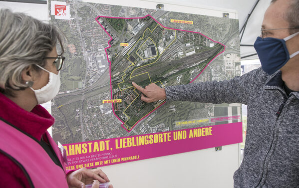 BürgerInnen vor einem Plakat bei der Bürgerbeteiligung Bahnstadt