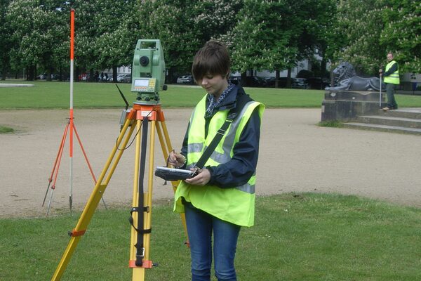 Die Vermessungstechnikerin bei der Arbeit im Außendienst (Wird bei Klick vergrößert)