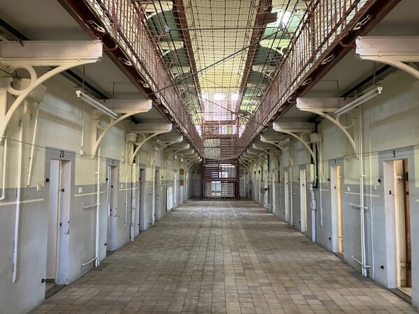 Blick in den nördlichen Zellentrakt, 2024 (Wird bei Klick vergrößert)