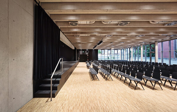 Erweiterung Berufsbildende Schule V, Blick in die Aula (Wird bei Klick vergrößert)